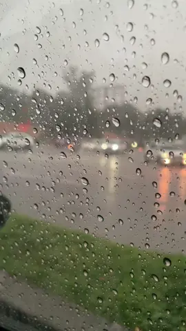 Vibes dalem mobil pas hujan emang ngangenin #batam #batamfyp #hujan🌧️ #vibes #fyp #fypシ゚viral #fypage #lampumerah #rintikhujan🌧️ #fabioasher 