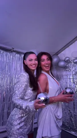 you know what i mean 🪩🩵 @Jennifer Descendre  #abba #mammamia #voulezvous #discoparty #dresscode #birthday #sister #foryou #outfit #transition 