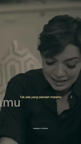 Tak ada yang seindah matamu. Hanya rembulan. Tak ada yang selembut sikapmu. Hanya lautan. Tak tergantikan. Walau kita tak lagi saling menyapa. — Kunto Aji / Dibacakan oleh Najwa Shihab #rumiisme #kuntoaji #puisi #bulanjuni #fyp #najwashihab #najwasihab 