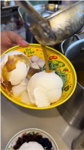 #ยู้ฮู หวานเย็น ร้านหวานเย็นที่ทีหลายเมนูให้เลือก #ลูกหมีพากิน ไปทานที่สาขาโครงการ The ozone Airport และเค้ามีโปรโมชั่นด้วยสั่ง 3ถ้วยได้ ไอศรีมฟรี 1โคน  เมนูแนะนำเลยก็คือ  🍨โบกเกี๊ย น้ำลำไยสดชื่น เครื่องช่ำ  🍦วาสนาผู้ใด น้ำตาลเคี่ยวแบบฉ่ำๆ เครื่องแน่นกะทิหอมหวาน 🍧รุ้งกินหวานหลากสี ทับทิมกรอบโคตรดี ข้าวต้มน้ำวุ้นทานง่าย ทานเพลินึไม่หวานมาก เค้ามีหลายสาขา แนะนำให้ไปลองเลย #หวานเย็น#ของหวาน#ลาดกระบัง#สายอาหารต้องรัก #กะทิ#tiktokfood #ttlocalserviceth #นักชิมอาหาร #พิกัดลับกรุงเทพ #อร่อยบอกต่อ #ลูกหมีพากิน #lukmeepakin #tiktokพากิน #tiktokกินเที่ยว 