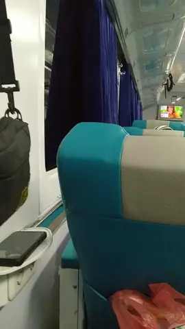 Bahan prank buat temen kalian di sw eksekutif new image kaca lebar 🙏🏻 #ptkaiindonesia #keretaapikita #stasiuntulungagung #madiun #stasiunkertosono #kaiindonesia #naikkeretaapi #railfansindonesia #tulungagung24jam #kai121 #kai #keretaeksekutif #pranktemen #storywa #storyinstagram #keretaapi #jalanjalantraveling #semarang24jam #semarang 