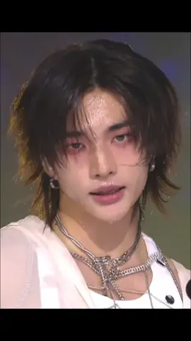 汗だく紙吹雪付きヒョンジンさんガン見してるのわかるわかる🫶🫶🫶　#MCND #straykids #hyunjin 