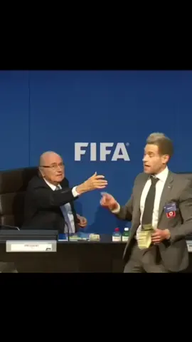 🗃️ Fifa başkanına para fırlatılması 2015                              👉 Zürih'te başkanlık seçiminin tarihini belirledi. Bu görüşmenin ardından mevcut başkan Sepp Blatter de basın toplantısı düzenledi. Toplantının başında İngiliz komedyen Lee Nelson sahneye çıkarak Blatter'ın üzerine bir tomar sahte para fırlattı. Bu protestonun ardından Blatter, toplantıyı sona erdirdi.