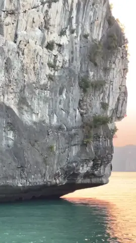 Hoàng hôn đẹp nhất nhưng sao hôm nay lại buồnn, luỵ hoàng hôn Cát Bà quá, từ 3xx thui ạ #vinhlanha_catba #xuhuong #travel #daocatba #TNTravel #catba 