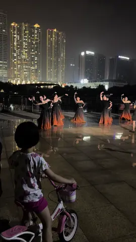 Đạp xe ngắm gái xinh 😜#tiktokdieuky❤️ #béyêu #ONhaVanVui #congvienthanhxuanhanoi 