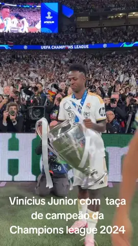 Vinícius Junior com  taça de campeão da Champions league 2024
