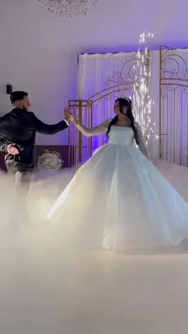 ✨️ Magnifique Slow pour l'ouverture de bal de nos mariés Sirayah et @Idriss13__  représentant parfaitement leur amour ❤️  🤲 Que dieu les préservent !  😍 Pour l'avoir vu en vrai je peux vous dire que la danse était tellement parfaite et synchro qu'elle nous en a donné des frissons ! Quel émotion ! 👗 Merci à notre magnifique bride @Sirayah🦋  pour sa confiance sur le choix de sa robe de mariée et de l'avoir aussi bien mis en valeur 😍 Elle porte notre robe Sofia disponible en location ou confection sur-mesure. 📍 Showroom sur lyon 3. #amour #slowmotion #emotion #slow #danse #ouverturedebal #mariage #weddingdress #robedemariee #negafa #boutiquelyon #boutiquerobe #mariagepetitbudget  #boutiquedeluxe #ziana #zianadeluxe #zianadereve #foryou #fyp #pourtoi #lyon #negafalyon #ziana #negafa #robelyon #robedemarieelyon  #locationlyon