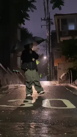 dance ig: hope.dancer_ | rainy street dance in Seoul #streetdance #dance #southkorea #freestyledance #seoul #tellme #bobbyv #dancersoftiktok #hiphop #hiphopfreestyle #hiphopdancer #dancetiktok #dancevideo #dance #freestyle #freestyledance #dancingintherain 