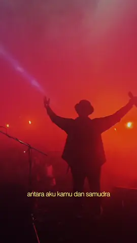 Kepul asap flare penuh cinta mengiri indah gelombang kasih kita, Lamongan memang beda! Terimakasih sodaraku Comrades Lamongan, semoga kemesraan ini menjadi legenda untuk samudra-samudra selanjutnya 🌊🌊🌊 #RebellionRose #akukamudansamudra #rebellionrosedate #terimakasihrebellionrose #cmrdslmg #tebingcafelamongan  #hanyacintayangdapattumbuhdisini