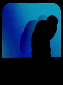 “Blue Side' é uma música que fala sobre a complexidade das emoções humanas e a busca por conforto em meio à solidão e às mudanças da vida. A música termina com uma expressão de desejo de manter alguém dentro desse espaço emocional azul, mesmo que essa pessoa não queira estar lá. Isso pode indicar uma luta para manter uma conexão com alguém ou algo que foi importante no passado, mas que talvez não seja mais possível no presente.” #jhope#bts#hoseok#letra#tradução #edit #azul#blue 