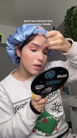 a minha playlist divônica 😤😫 💫 segue listinha dos produtos que usei - protetor solar @Principia  - corretivo verde @KIKO Milano  - corretivo @Linha NiinaSecrets  - base stick @KIKO Milano - contorno @Vizzela  - blush rosa @lacre21 x @Giulia Benite Beauty  - pó compacto Intense @oboticario  - pó translúcido @Ruby Rose  - delineador marrom @Vizzela - mascara de cilios @Vizzela - Paleta de sombras @Lua e Neve  - caneta sobrancelhas @SHEGLAM  - contorno/iluminador @Diorbeauty  - lapis labial @Vizzela - batom @Peripera  - gloss @Lacre21  🫧 ROUPA - calça @lojayoucom  - cropped @ZARA  - moletom @ era meu biso - tênis @adidas  🪩 CABELO - touca @Bromélia Ateliê  - nao mostrei mas passei um óleo perfumado da @Widi Care  #maquiagem #softmakeup #cachosondulados 