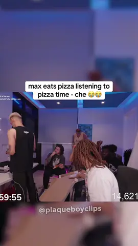 max eats pizza listening to pizza time - che 😭😭 #plaqueboymax #pizzatime #che #foryou #fyp #reaction #music #underground #songwars 