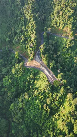 Pusuk Lombok Utara Destinasi wisata Gunung Malang di jalur Pusuk bukanlah spot baru. Menyuguhkan panorama asri alam pegunungan, membuatnya populer di kalangan pengendara yang melintas di jalur tersebut. Destinasi wisata ini sempat sepi pascagempa 2018 lalu. Namun baru-baru ini, spot tersebut kembali menarik perhatian banyak orang. Terlebih setelah adanya pelebaran jalan yang membuat kawasan ini terlihat semakin apik. Kini banyak orang kembali singgah di spot ini sebelum menuju Lombok Utara, atau pun sebaliknya. Pelebaran jalan membuat banyak titik baru tempat berswafoto menikmati keindahan Gunung Malang. Namun spot favorit bagi banyak pengendara berada di tikungan jalan turunan jalur Pusuk. Di sana terdapat lahan dengan sebuah warung kecil berdiri di atasnya. Jadi sambil berswafoto sekalian nongkrong minum kopi. Di sebelah Utara warung tersebut menyajikan pemandangan eksotis perbukitan dengan penampakan Gili Tramena (Trawangan, Meno, Air). Sangat cocok dijadikan sebagai latar untuk berswafoto kemudian diunggah ke sosial media. Selain itu, pelebaran jalan membuat pemandangan lalu lintas kendaraan di tikungan semakin menarik. Maka tak heran jika banyak pengendara yang menepi dan berswafoto dengan latar jalan tersebut. Namun dirinya berharap agar di lokasi tersebut disediakan fasilitas umum. Setidaknya terdapat tempat dusuk yang membuat pengunjung seperti dirinya lebih nyaman menikmati keindahan Gunung Malang. Sebab pengendara yang berhenti tidak hanya sekedar berfoto menikmati keindahan alam Pusuk. Mereka juga beristirahat membeli kopi, makanan, dan minuman lainnya. 📍 G3QQ+VHW, Jl. Raya Mataram - Tanjung, Bentek, Desa, Mandala, Kec. Pemenang, Kabupaten Lombok Utara, Nusa Tenggara Barat. #wonderfulindonesia #explorlombok #wonderfullombok #lombokmendunia #dji #djimini #pusukklu #lombokutara #amtenar #indonesia 