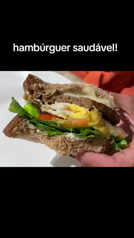 pão integral  ovo hambúrguer  alface tomate creme de ricota  MARAVILHOSO! #comidasaudavel #lanchesaudavel #paointegral #comidadevetdade #riodejaneiro❤️ #brasil🇧🇷 