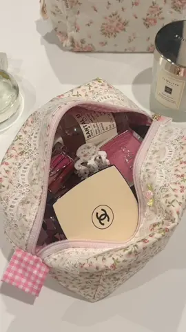 In love with floral makeup bags 🌸🎀🤍#makeupbag #floral #girly #girlythings #fyp #aesthetic #giftsforher #musthaves #pinterest #coquette #SmallBusiness #pink 
