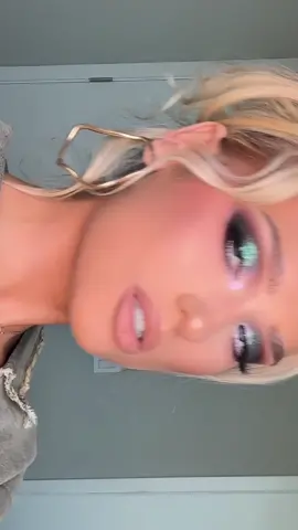 I’ve recently fallen in love with the color green. Products: Eyeshadow palette ‘I am everything ‘ @Adriana Nichole Cosmetics  Pink glow moisturizing primer @Pixi Beauty  NU BARE LOOK TINT Hydrating Skin Tint Foundation @YSL Beauty  Cream blush @LYS Beauty  Highlighter @ONE SIZE BEAUTY  Lipliner @makeupforever  Lip velvet ‘peachy nude’ @Anastasia Beverly Hills 