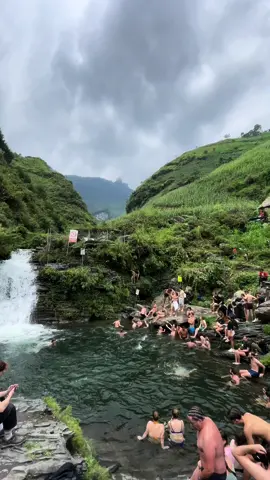 Du Già một địa điểm khá mới trong bản đồ du lịch của Hà Giang, nơi đây chủ yếu thu hút những tín đồ mê khám phá. Du lịch Du Già mà bỏ qua dòng thác Du Già hoang sơ, bình yên là một thiếu sót không hề nhỏ.📍#dugiahagiang #dulichvietnam #phuotluon #vtb2014 #view #xuhuong 