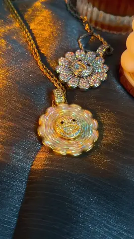 #necklace #goldjewelry #jewelry #pendant #spinning #luminous #diamondjewelry #shine #sunflowernecklace #icedout 