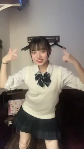 この手は誰のでしょう⁇ みんなも知ってる可愛い子だよ😍 明日一緒に撮ったやつ載せます‼︎ #jk #fjk #sjk#高一 #高二#高校生 #プラチナムプロダクション #09 #ポニーテール #制服 