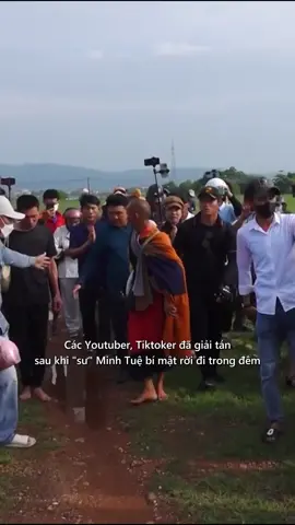 Sau khi phát hiện ông Minh Tuệ và đoàn người đi bộ khất thực đã bí mật rời đi trong đêm, những người đi theo đoàn này tự động giải tán, trong đó có nhiều Tiktoker. #plxhvn #phapluatxahoi #tiktoker #thichminhtue #suminhtue #thayminhtue #phatgiao #daophat #tintuc #tinnong