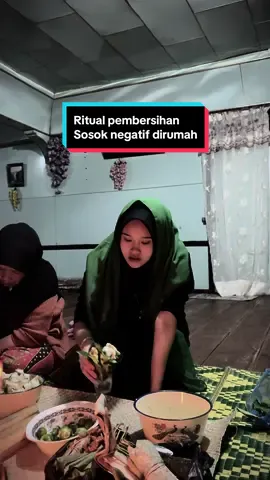 Ritual pembersihan sosok negatif dirumah pasien mba ninik. #ninikkurinci #ghaib #mistis #indigo #matabatin #siapaninikkurinci #sihir #pembersihanrumah 