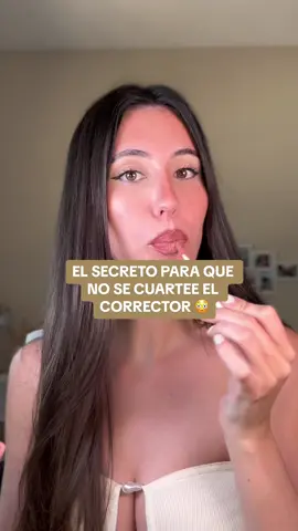 El truco de maquillaje que llevo necesitando toda mi vida para que no se marquen las lineas de expresion en las ojeras 💋 #trucosdemaquillaje #makeuptips #tipsdebelleza #makeuphacks #maquillajetutorial #concealerhack #corrector #fyp #parati #longervideos 