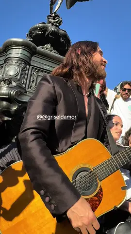 Yesterday in London 🔥 #jaredleto  Perfection like always 💃🎵🎤🇦🇷  @jaredleto @Thirty Seconds to Mars (he sings a little to me) 😜 #piccadillycircus  #london  #30secondstomars  #jaredleto  