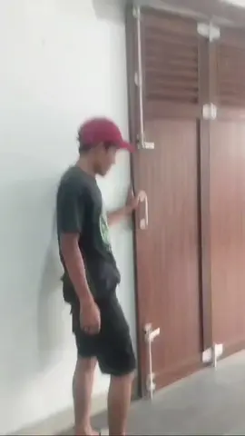 pintu garasi sliding tikung ,aluminium coating urat kayu.  Pintu Garasi Sliding Tikung / Rel Pintu Lipat merk WINA #kusenaluminium #pintualuminium #jendelaaluminium #pintuslidinggarasialuminium #pintuslidingaluminium #pintuslidingtikung 