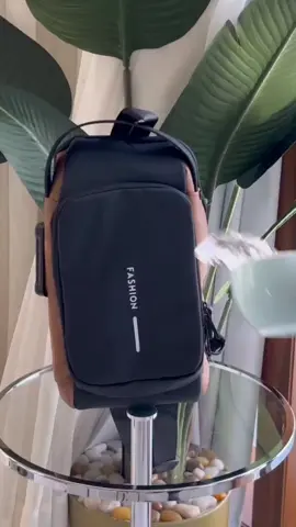شنطة كتف مضادة للسرقة، شنطة ظهر يومية خفيفة الوزن مع منفذ شحن USB مضادة للماء مناسب للنساء و الرجال  109.00 ر.س كود التوصيل المجاني: H5x  للطلب:https://iconline.com.sa/products/حقيبة-شخصية-ذكية-و-آمنة #اجهزة #CapCut #Meme #اكسبلورexplore #الشعب_الصيني_ماله_حل😂😂 
