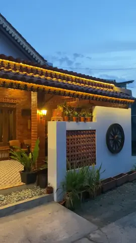 semburat sore #rumahjawa #batubatamerah #batubata #dokar #cakramanggilingan #jawa #javaneseculture #javanese #arsitekindonesia #arsitektiktok #arsitektur #rumahjawa #arsitekturjawa #cakramanggilingan #joglo #limasan #rumahjoglo #rumahlimasan #rumahjawamodern #omahlawas #senja #sore #teras #terasrumah #joglomodern 