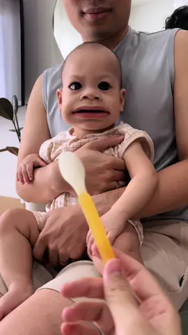 Trêu con zai tí mà mặt nó ngáo ngơ buồn cười quá 😂 Các mẹ ơi Lineabon có D3K2 dạng xịt rùiiiii, dùng khoẻ re #giadinhhocon #chuyenembe #mevabe #d3k2tinhkhiet #d3k2dangxit #lineabond3k2 #xuhuong 