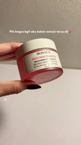 Se ngefek itu dikulit aku🥹 moist gel ini bener2 bagus buat bikin kulit lebih cerah! Teksturnya lembut dan cepet meresap di kulit aku yg lumayan oily inii, bisa ngeredain bruntusan aku juga 💗💯 #skintific #mshniacinamide #brighteningmoisturizer #moisturizer #moisturizerviral #skintificmoisturizer #rekomendasimoisturizer 