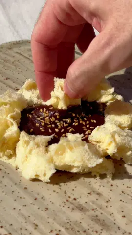 Sabías que otra de las aplicaciones de un sifón de cocina es la de hacer masas de bizcocho para cocerlas al microondas?  El resultado es un bizcocho extremadamente esponjoso y ligero el cual puedes hacer del sabor que quieras👌🏻 En este caso he preparado un bizcocho de maíz para mojar en un mole mexicano🌽🔥 Tenéis el enlace a la receta del bizcocho y del mole en mi perfil y en historias!💖 Vajilla para el emplatado de @pablita_ceramics ✨ ¿Os gustan este tipo de recetas?