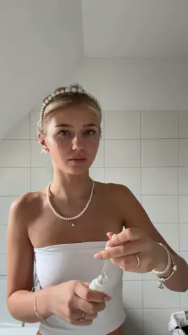 ich hatte übrigens auch beim absetzen der Pille für ca 4 monate voll haarausfall die wachsen jetzt aber wieder voll nach und fühlen sich auch wieder viel stabiler an 