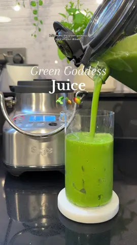 🥒 Green Goddess Juice 🥒 This is the perfect green juice for summer, she’s tropical and full of goodness and ready in under 5 minutes! Recipe: 1/2 pineapple  2 thumb sized pieces of ginger 1/2 cucumber 2 handfulls of kale 2 handfulls of spinach  250g mango #greengoddess #greenjuice #greenjuicerecipe #bluicer #juicerecipe #juicer #blender #summerjuice #greenjuicerecipes #sageappliances 