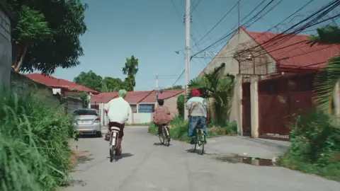 I am so obsessed with this song!! I needed to make this video// tysm for 1 follower #viral #parati #fyp #wavetoearth #w2e @wave to earth @TikTok @tiktokglobal 