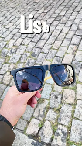 - Modelo Lisboa  ✨ Proteja seus olhos com estilo e sustentabilidade! ✨ Descubra a combinação perfeita de sofisticação e consciência ambiental com nossos óculos de sol quadrados. Com lentes polarizadas que garantem máxima proteção e hastes feitas de madeira ecológica, você estará pronto para arrasar em qualquer ocasião, sem abrir mão do respeito à natureza. 🌳😎 #EstiloSustentável #ÓculosDeSol #ModaConsciente #EcoFriendly #LentesPolarizadas #MadeiraEcológica #VerãoComEstilo #ProteçãoSolar 