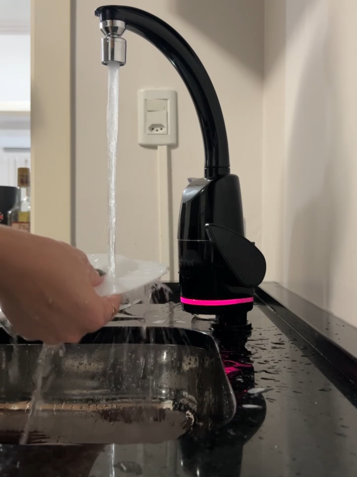 Qual a sua ordem pra lavar a louça? 1️⃣ talheres - pratos - copos - panelas 2️⃣ pratos - talheres - panelas - copos 3️⃣ copos - talheres - pratos - panelas 4️⃣ panelas - copos - talheres - pratos