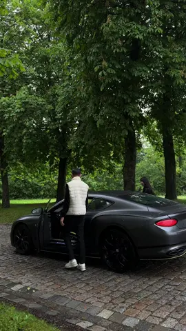 Friends with the same passion for cars🤞 #carlover#bentley#bentleycontinentalgt#luxury#danydrives 