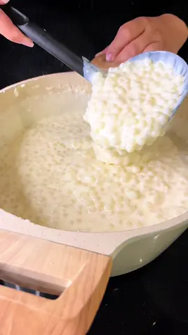 SAGU DE LEITE 🤌🏼🤤 uma das minhas receitas favoritas, você já comeu?  Já salva pra não perder e manda pra quem vai fazer pra você. Ingredientes: 3l de água 500g de sagu  1l de leite  1 leite condensado  1 leite de coco 1 creme de leite  1xic de leite ninho (é opcional, mas eu amo) Modo de preparo está no vídeo.  #sagu #receitajunina #festajunina #fy #comidajunina 