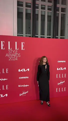 Susan Sarandon received the award from director Pedro Almodovar in Madrid this evening, which was presented to her by ELLE magazine for the El Style Award. So pretty！！ ！ my honey 🥰🥰🥰 #susansarandon #ELLE