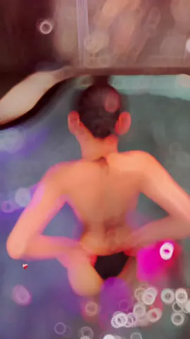 Người ta nói trái đất tròn, vậy sao em tìm mãi không thấy anh?