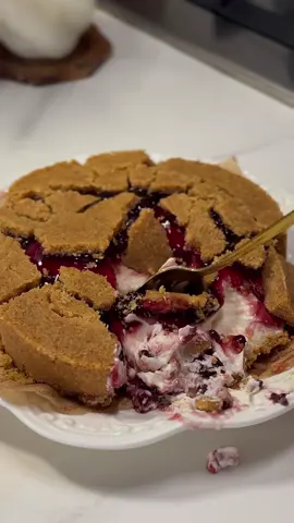 اللي يحبون طبقة البسكوت في التشيز متاكدة بيعجبكم لذيذ 😋  الطريقة بسكوت دايجستف مطحون وزبدة  رتبته في قالب ودخلته الفرن ٦ دقايق تقريبا بس يتماسك حطيت صوص توت جاهز  الطبقة البيضا ( كريمة خفق - ٥ جبن كيري - نستلة - قشطة )  *الكميات على حسب حجم القالب                     دخلتها الثلاجة تبرد وبس اقلبوها وبالعافية #تشيز_كيك #تشيز_الهبه #explore #foryou #fyp #حلويات_سريعه 