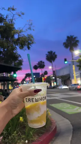 I loveee erewhon loll their smoothies are so worth it to me 🥭 🧡 💛 #erewhon #erewhonsmoothiereview 