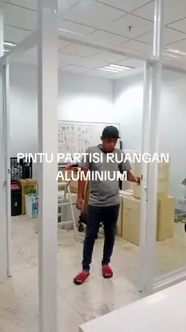 Pintu partisi sliding ini cocok untuk sekat ruangan kantor Anda. yuk segera pesan di Nusantara kreasi cipta  #nusantarakreasicipta #fypシ #fypシ゚viral #pintukacaaluminium #pintualuminium #pintuslidingaluminium 