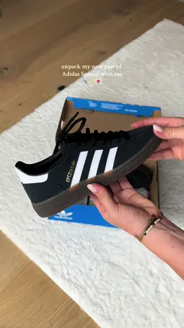 it‘s an addiction 🥹👟 @adidas  #adidas #adidasspezial #adidassamba #blacksneakers #unpacking #sneakeraddict #handballspezial #trending #foryou #foryoupage #fashion #fashiontiktok 