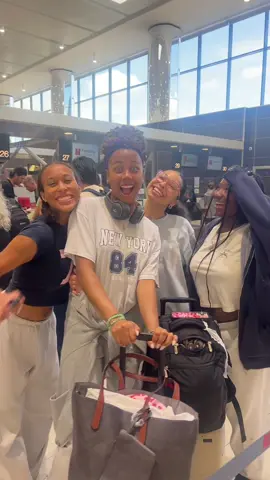 italy girls trippp #aperolspritz #travel #italy #europe #europeansummer #firenze #florence #friends #vacation @sage 🍒 @erin_rxse 