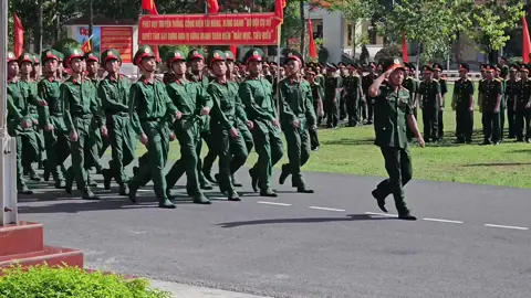 Sáng nay duyệt binh. Con trai kết thúc 3 tháng huấn luyện tại Trung đoàn 165 #sưđoàn7  #tuyenthechiensimoi  #Trungđoan165binhduong  #quandoinhandanvietnam  Đây là lí do mẹ đổi vé máy bay về sớm hơn dự định.  Clip đầy đủ ở đây https://youtu.be/CH7llOuc2Zw?si=AiyJkODQOCY7_q47