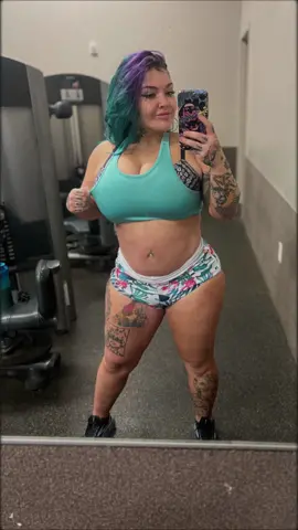 #26weeks 🤰🏻and still hitting #powerlifting #burnouts like i was born for them 💪🏻💪🏻💪🏻💪🏻💪🏻💪🏻 #bodypositivity #bodybuilding #pregnancyfitness #fyp #foryou 