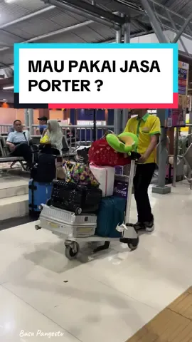 MAU PAKAI JASA PORTER ? Fyi: biasanya 20k-30k #porterstasiun #porter #petugaskereta #jasaangkut #kuliangkut #mahalataumurah #worthit #gakrepot #bawabarang 